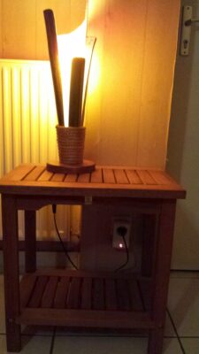 prise connectée commandant une lampe d'appoint